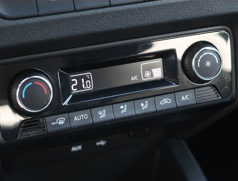 Škoda Fabia (2015) Style 1.2 TSI, ČR,1.maj - fotka 17 z 19
