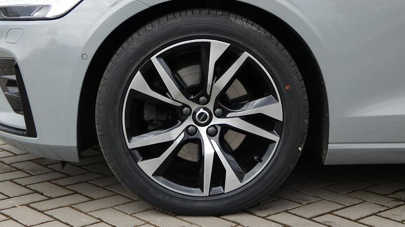 Volvo V60 B4 benzin Plus Dark DCT - fotka 23 z 24