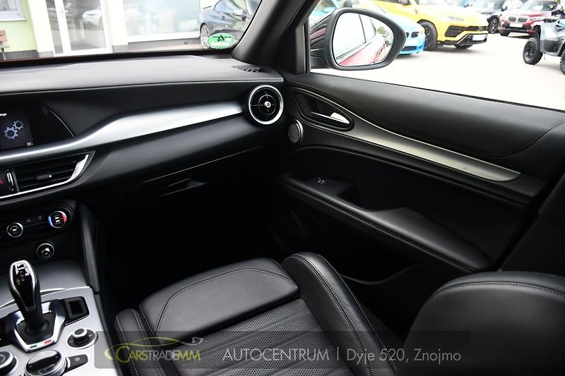 Alfa Romeo Stelvio 2.2 D154kW Veloce AT8-Q4 - fotka 22 z 56