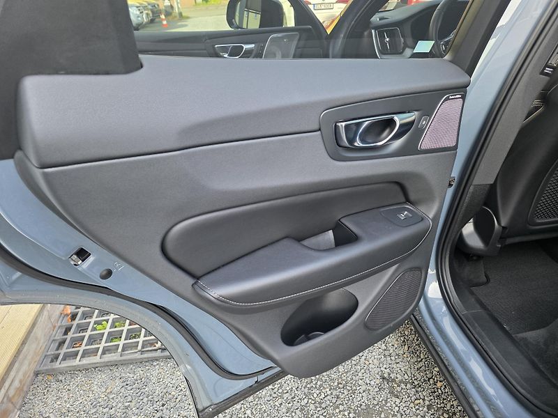 Volvo XC60 2.0 D R-Designe Bowers&Wilkins - fotka 29 z 34