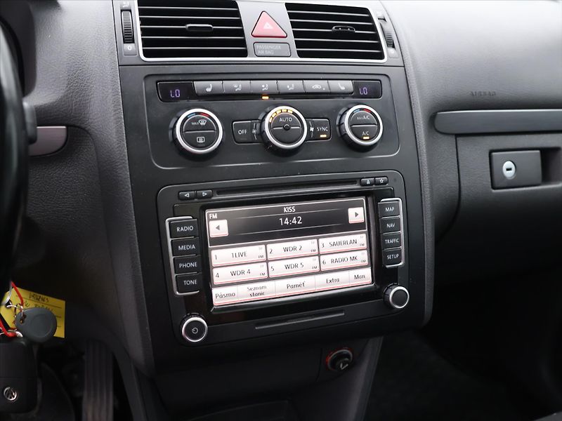 Volkswagen Touran 1,6 TDI Cup Panorama Serv.knih - fotka 15 z 24