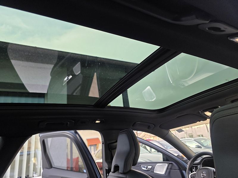 Volvo XC60 2.0 D R-Designe Bowers&Wilkins - fotka 23 z 34