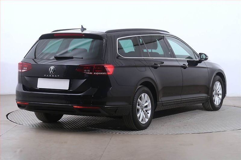 Volkswagen Passat (2022) Business 2.0 TDI, Automat - fotka 5 z 22