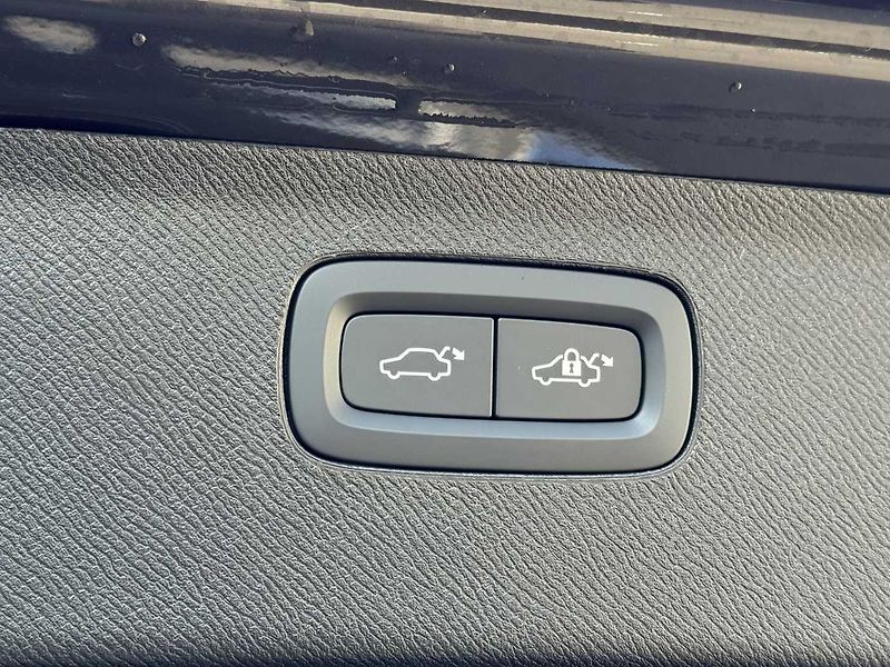 Volvo XC60 Plus B4 AWD Light paket - fotka 23 z 23