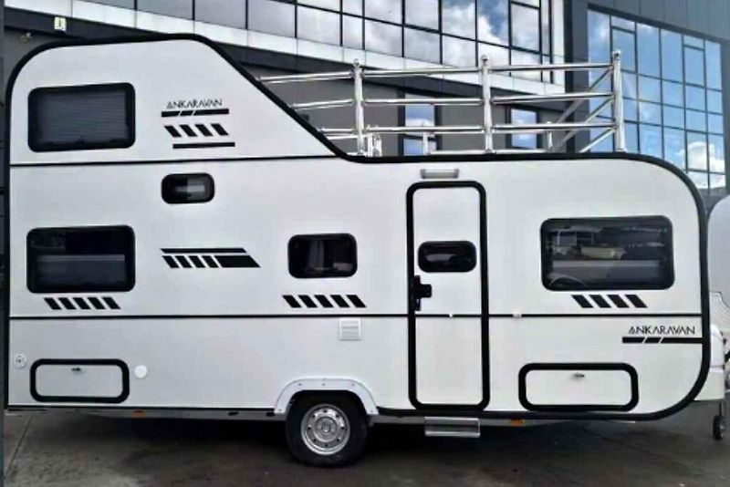 Patrový karavan Skyloft s terasou.