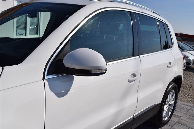 Volkswagen Tiguan 2,0 TDI 81KW ALU NÍZKÝ NÁJEZD - fotka 12 z 47
