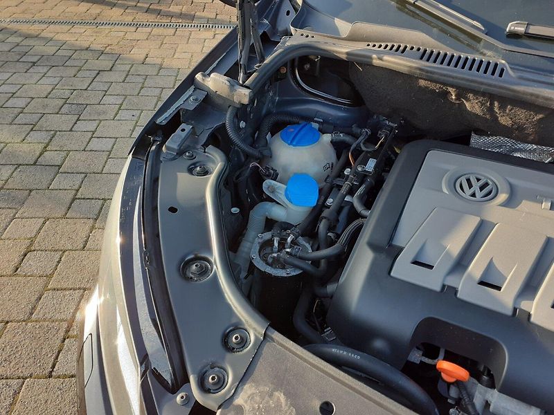 Volkswagen Touran (2011) 2.0 TDi CROSS - fotka 28 z 34