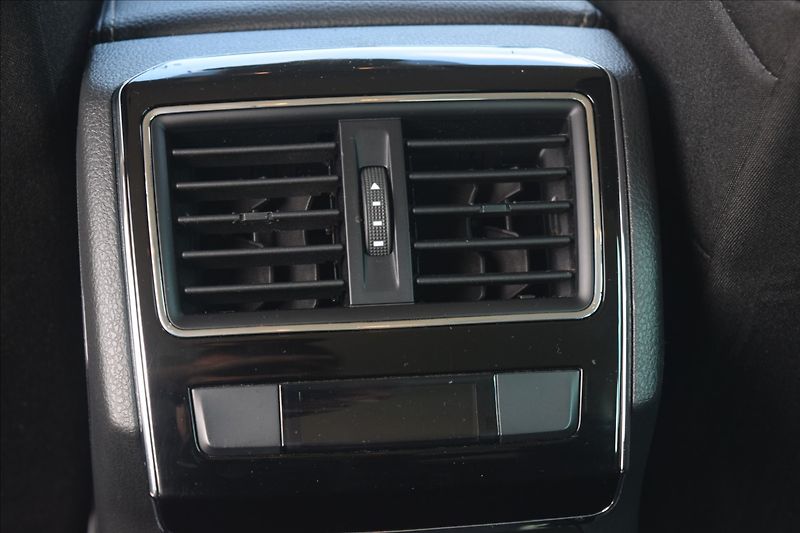 Škoda Superb 2,0 TDI 110KW NÍZKÉ KM DSG - fotka 33 z 50