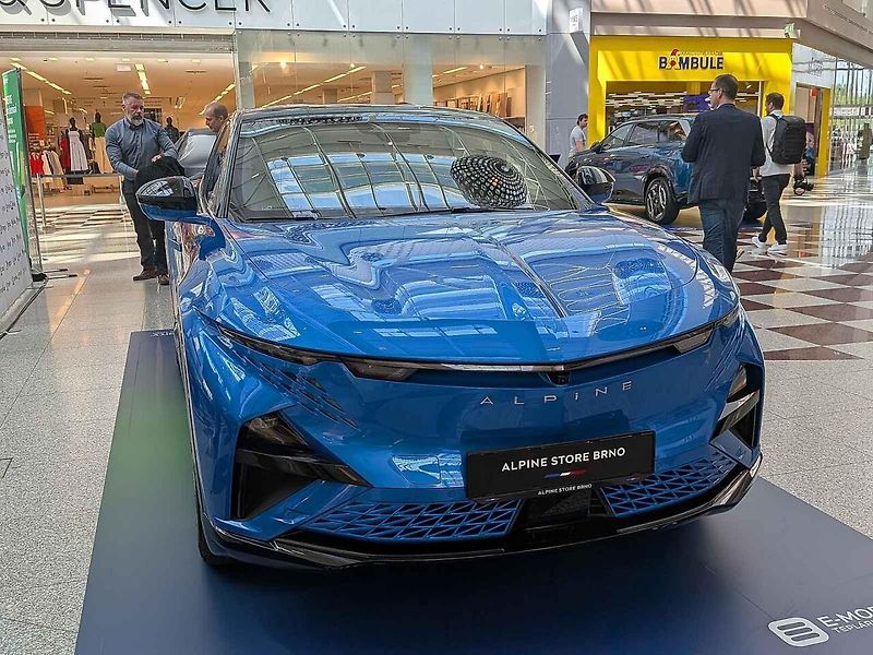 Lidé poprvé v Česku uvidí nové modely vozů Alpine A390 a Mitsubishi Eclipse Cross v brněnské Olympii. Výstava potrvá do konce května a její součástí budou i testovací jízdy.