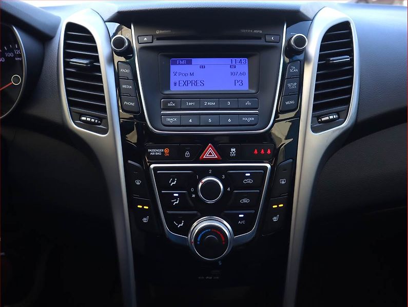 Hyundai i30 (2015) 1.6 MPI, Tempomat - fotka 12 z 17