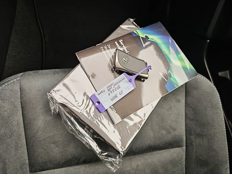Lexus UX 300h Business TECH - fotka 18 z 36