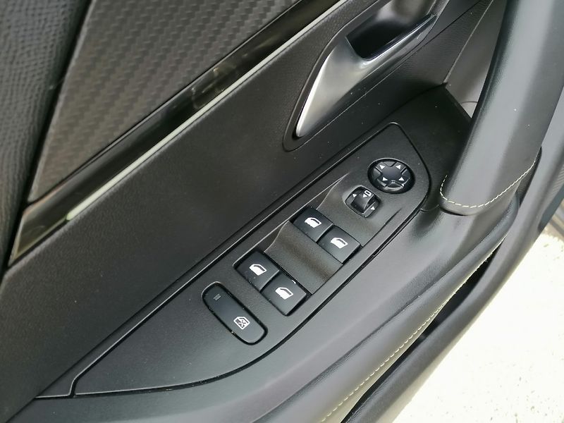 Peugeot 2008 (2021) 1.2 PureTech GT-Line AT/8 LED - fotka 25 z 33