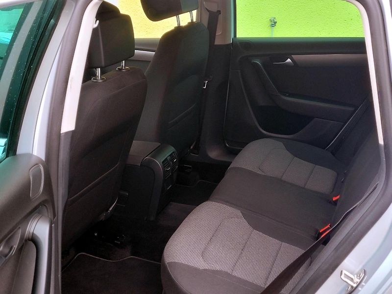Volkswagen Passat *SERV.KNÍŽKA,AUT.PARKOVÁNÍ   - fotka 17 z 47