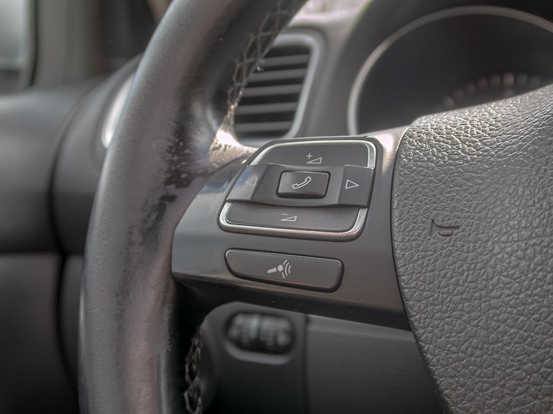 Volkswagen Golf (2010) 1.6TDI 77KW DSG – PO ROZVODECH - fotka 19 z 48