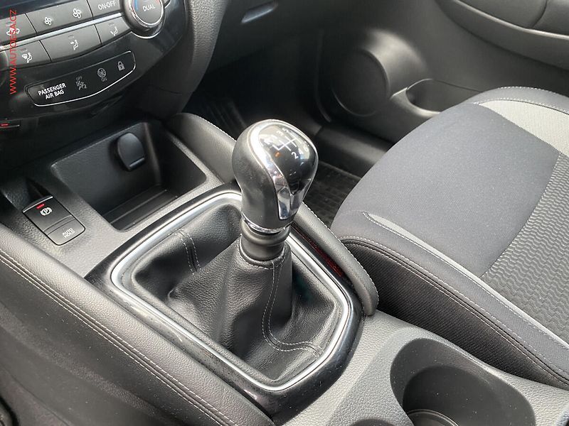 Nissan Qashqai (2018) 1.2TCe, ČR, Klima - fotka 17 z 19