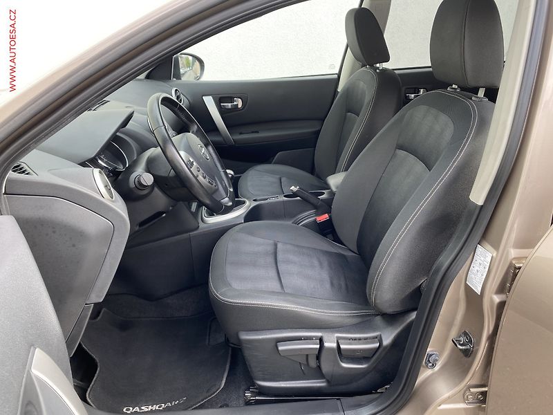 Nissan Qashqai (2011) 1.6i 7míst, Panor, +ALU - fotka 9 z 16