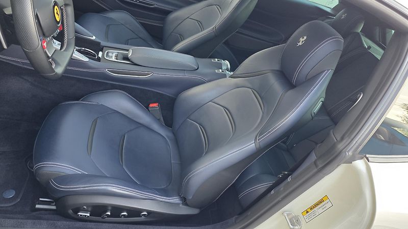 Ferrari GTC4 Lusso (2016) V12 SERVIS FERRARI - fotka 9 z 13