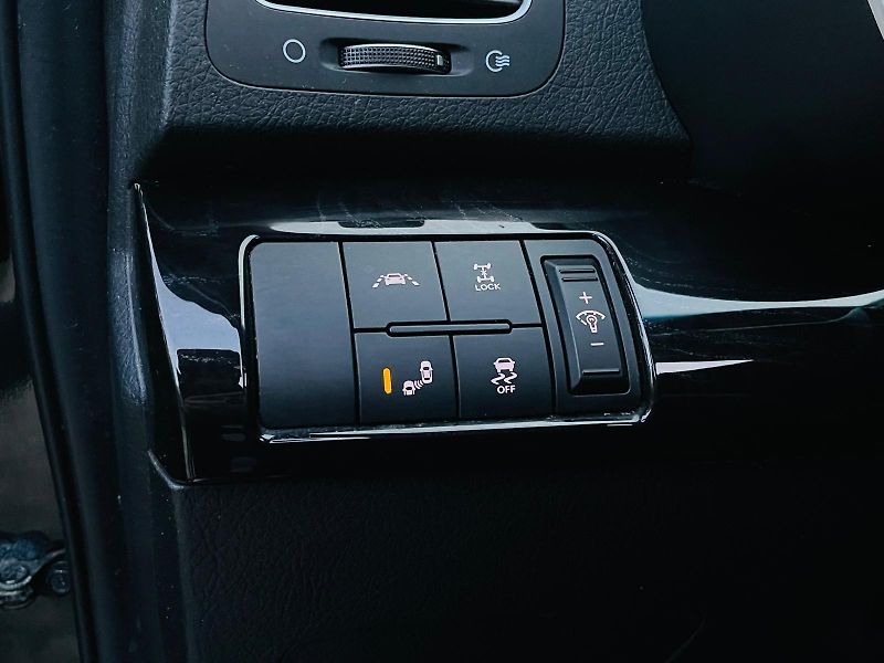 Kia Sorento 2.2D 4x4 AUT PANORAMA VÝHŘEV  - fotka 43 z 51
