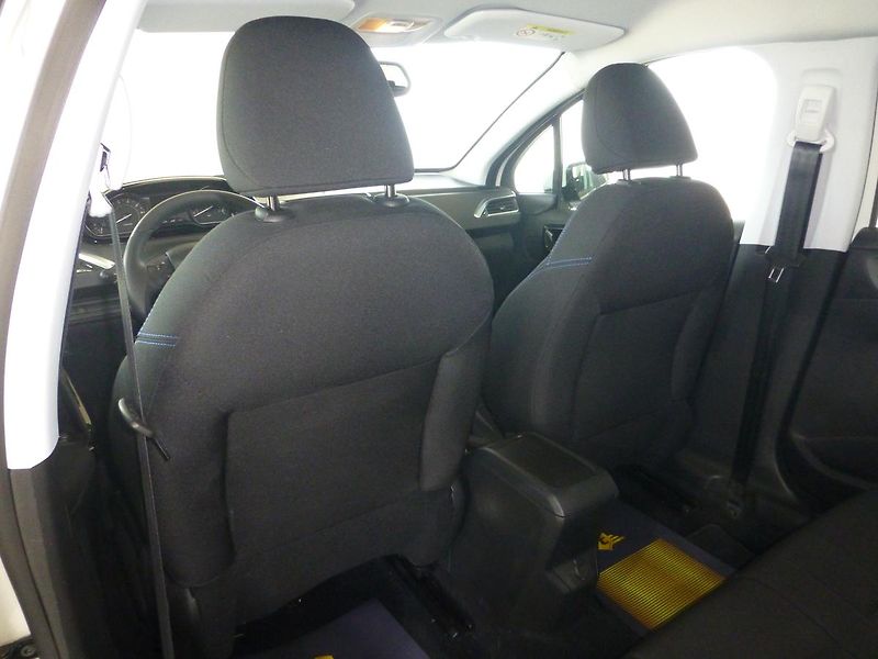 Peugeot 2008 (2019) 1,2i-81KW*PARK.S*ALU*VYHŘ.SED* - fotka 17 z 27