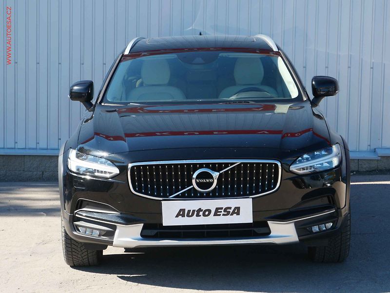 Volvo V90 (2018) 2.0 D5 4x4, Cross Country - fotka 2 z 34