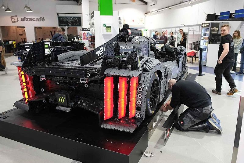 Instalace modelu stavebnice Peugeot Le Mans za účasti designera společnosti Lego.