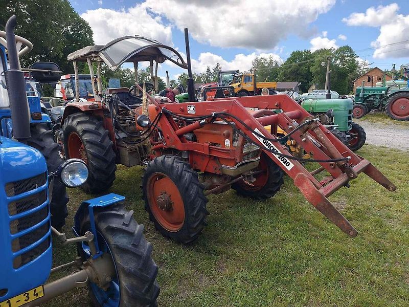 Žlutý Zetor 25 ve Skalné. V roce 1946 ho nastříkali barvou po Afrikakorpsu