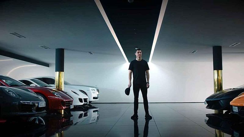 Cristiano Ronaldo a jeho Bugatti Veyron.