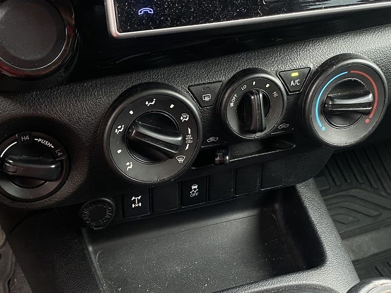 Toyota Hilux 2.4D, ČR, Live, tažné - fotka 12 z 17