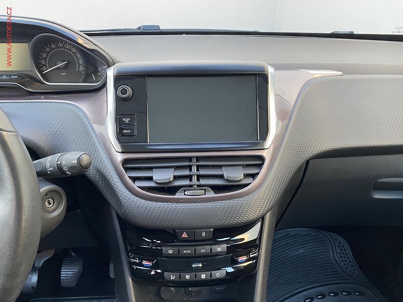 Peugeot 2008 (2014) 1.6 e-HDi, Navi, kamera - fotka 12 z 19