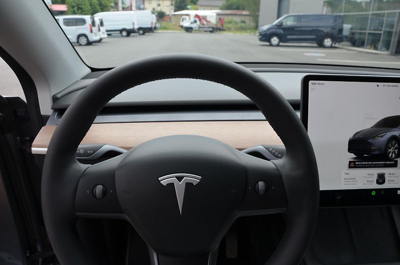 Tesla Model Y (2024) Long Range AWD AT DualMotor - fotka 7 z 13