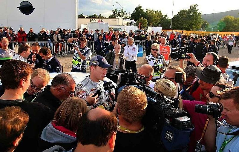 Nejprve do takzvané media zóny, kde se na závodníky vrhnou novináři, fotografové a kameramani. Jako v pátek večer na Latvalu, který v tu dobu v soutěži vedl.
