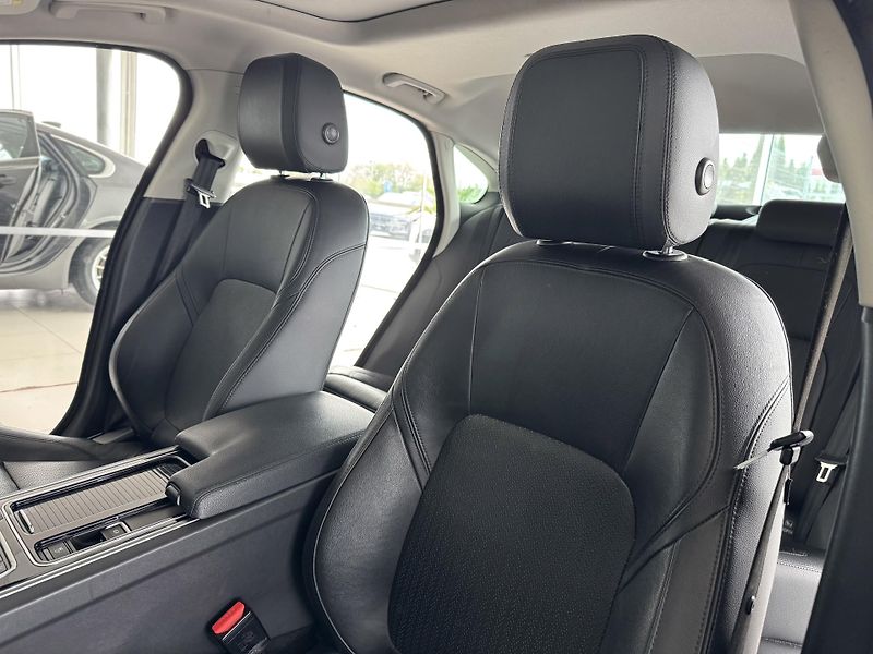 Jaguar XF 20d AUT*Panorama*Distronic - fotka 14 z 43