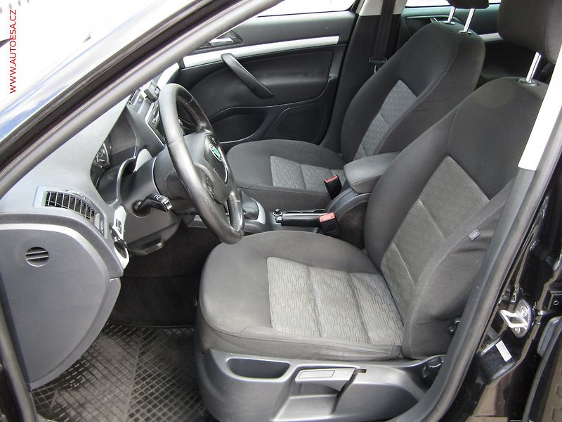 Škoda Octavia (2010) 1.6 TDi, AC, temp, tažné - fotka 9 z 20