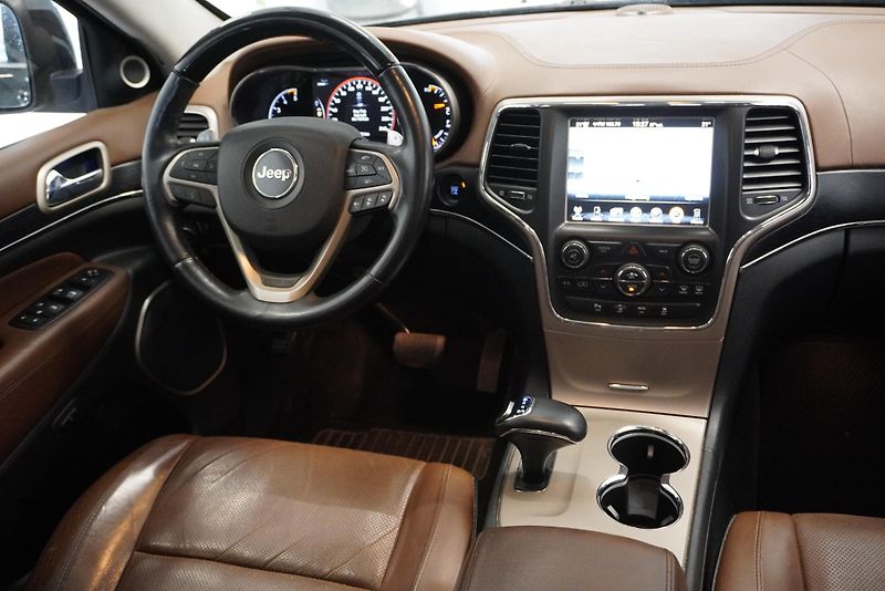 Jeep Grand Cherokee 3,0 MJT V6 4X4 AUTOMAT - fotka 25 z 33