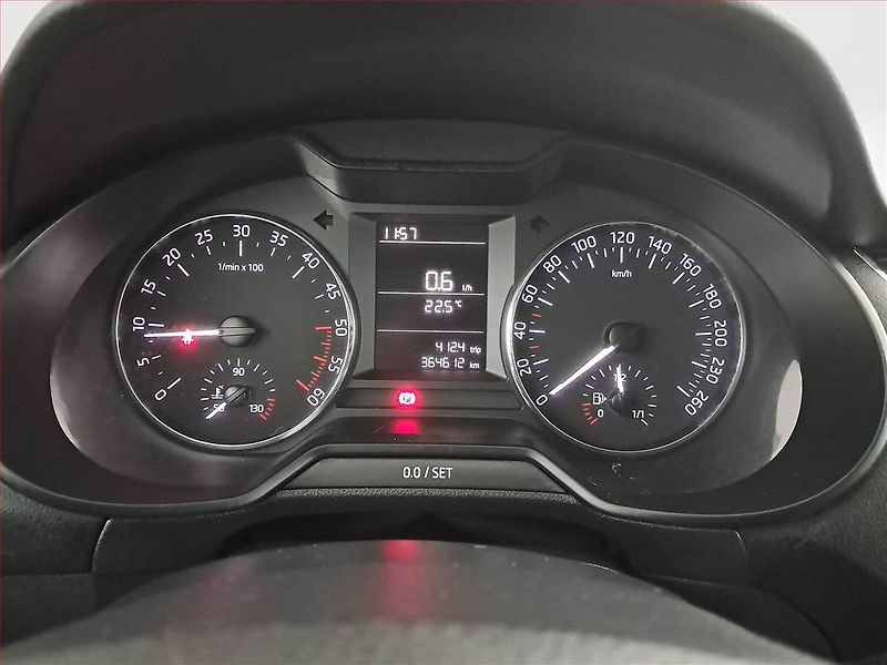 Škoda Octavia (2014) Ambition 1.6 TDI, Tempomat - fotka 11 z 16