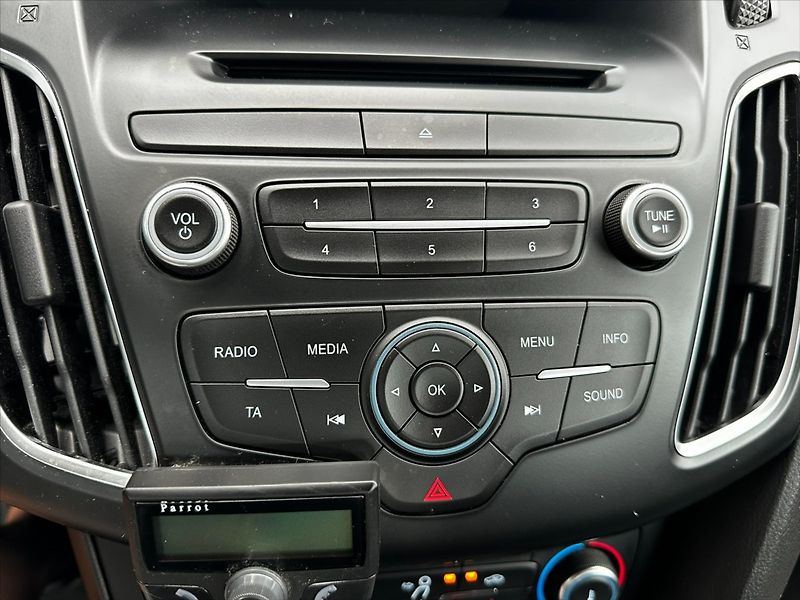 Ford Focus 1,6 i 16V 77kW-CZ-1 MAJITEL!! - fotka 25 z 32