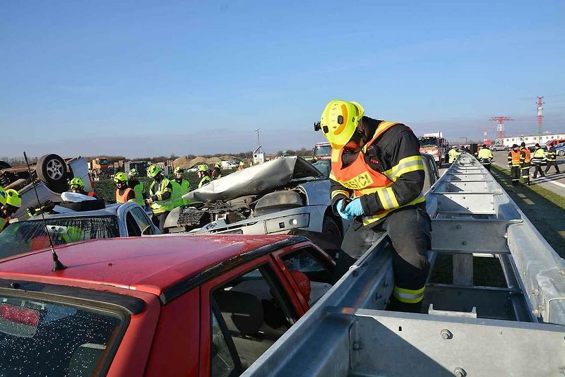 Cvičení, které mělo prověřit všechny složky Integrovaného záchranného systému při hromadné nehodě, se konalo ve středu dopoledne na nově postavené D1 u Přerova.
