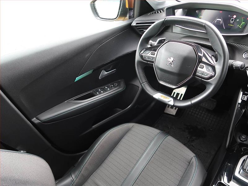 Peugeot 208 (2020) Allure 1.2 PureTech, Automat - fotka 7 z 18