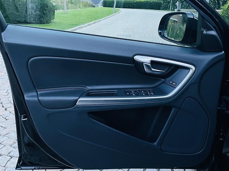 Volvo V60 2.4D4 5V AUTOMAT KAMERA TAŽNÉ - fotka 32 z 46