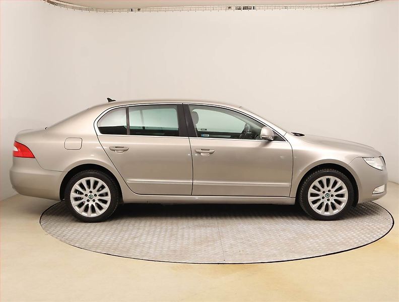 Škoda Superb (2013) 2.0 TDI, Tempomat - fotka 6 z 17