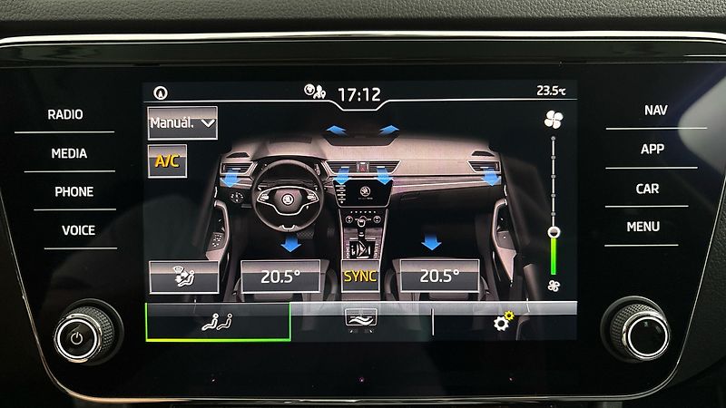 Škoda Superb 2.0 TDI DSG 4x4 Style Combi - fotka 26 z 27