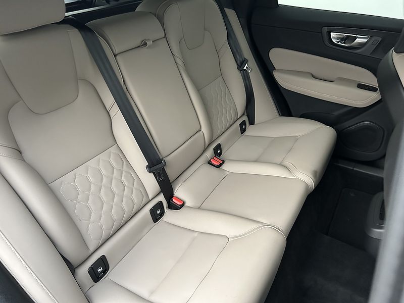Volvo XC60 2.0 B5 4x4 PLUS DARK - fotka 14 z 30