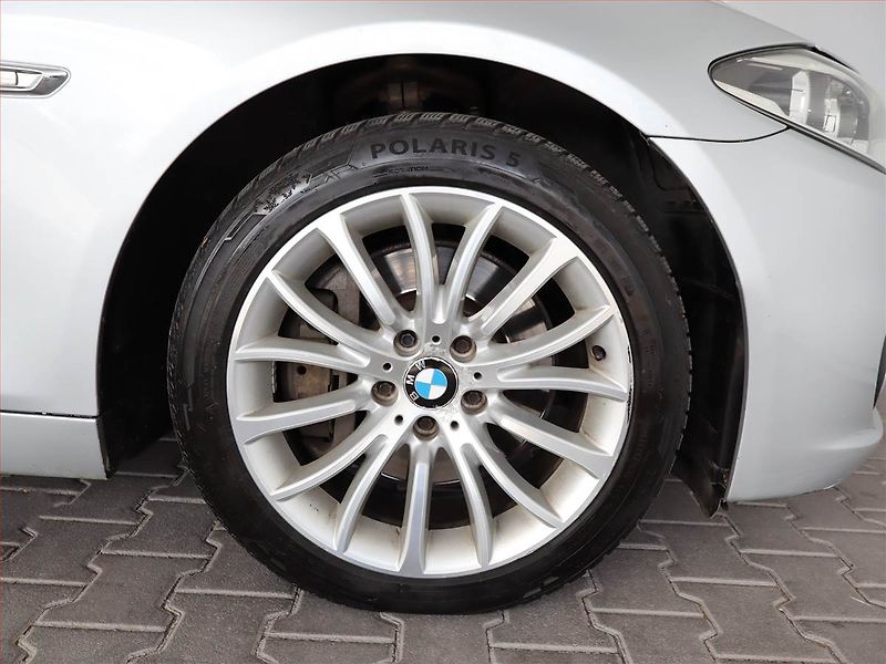 BMW Řada 5 (2013) 530d xDrive, 4X4, Automat - fotka 15 z 27
