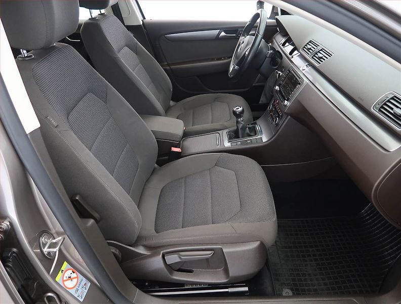 Volkswagen Passat (2011) 1.6 TDI, Navi, Tempomat - fotka 9 z 22
