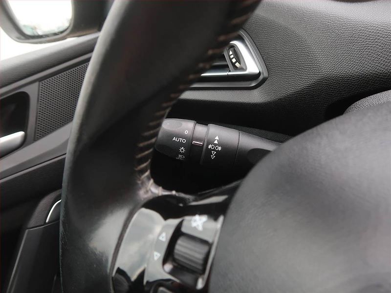 Peugeot 308 (2015) 1.6 e-HDi, Tempomat - fotka 15 z 15