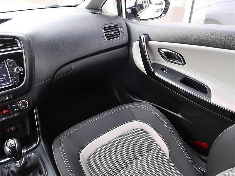 Kia Ceed (2017) Silver 1.6 GDI, Serv.kniha - fotka 8 z 18