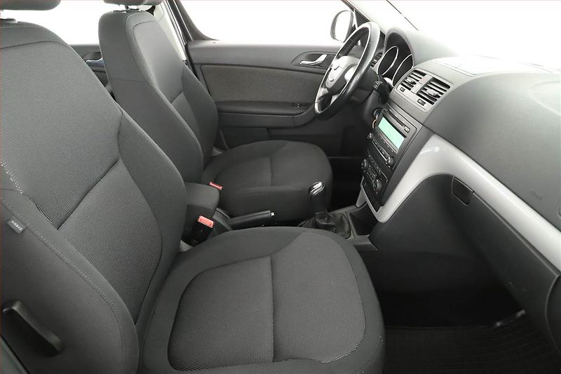 Škoda Yeti (2011) 1.8 TSI, 4X4, Park. senzory - fotka 7 z 12