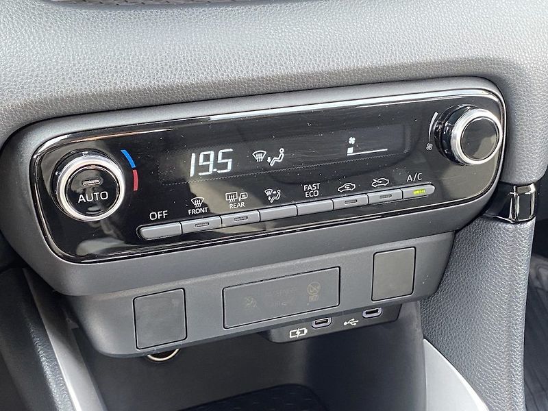 Toyota Yaris 1.5HEV, ČR-1m, Comfort, DPH - fotka 24 z 32