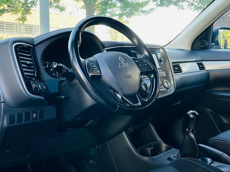 Mitsubishi Outlander 2.0i 1.MAJITEL SERVISKA TAŽNÉ - fotka 26 z 46