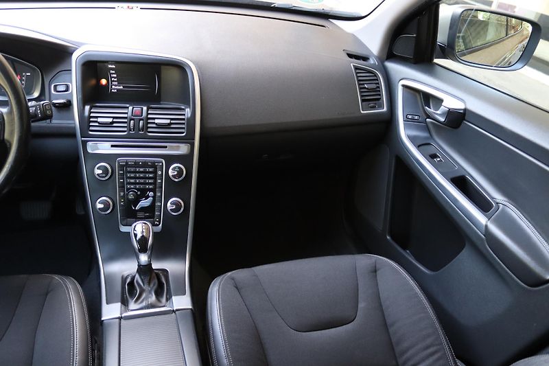 Volvo XC60 D4 2.0 133kW AT DPH - fotka 35 z 50
